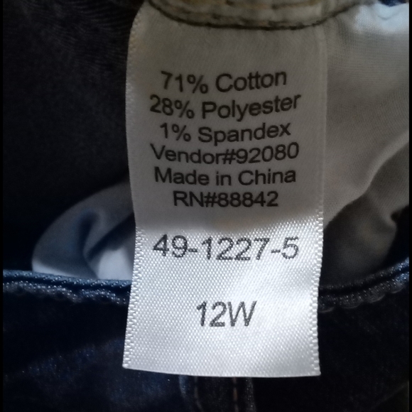 Woman Within Shorts - Picture 6 of 7